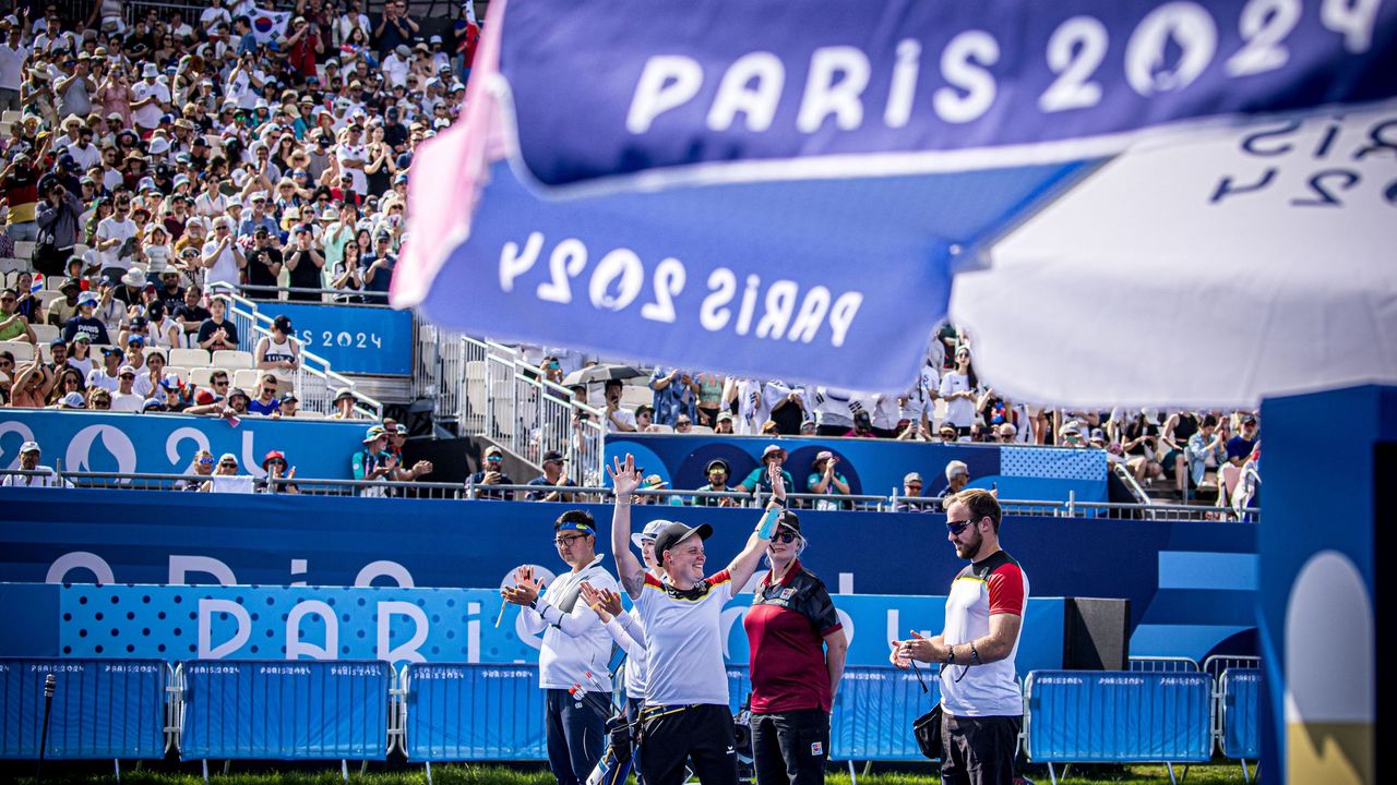 Foto: World Archery / Michelle Kroppen und Florian Unruh hielten in Paris 2024 dem Druck und der beeindruckenden Kulisse stand.