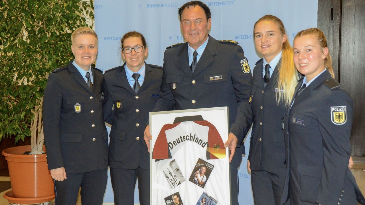 Foto: Bundespolizei / Der Präsident der Direktion Bundesbereitschaftspolizei, Uwe Sieber, auf einem Bild mit den Bundesligaschützinnen Michelle Kroppen, Elisa Tartler, Charline Schwarz und Elina Idensen.