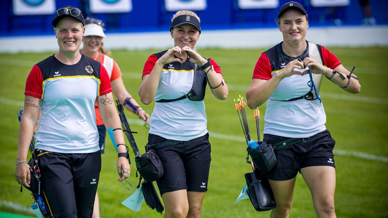 Foto: World Archery / Unser Recurve Damen Team in Paris - Michelle Kroppen, Katharina Bauer und Charline Schwarz (von links)