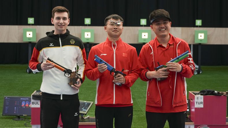 Foto: ISSF / Deutschland, China, China. So heißen die Medaillen-Nationen bei der Luftpistole Männer in Baku.