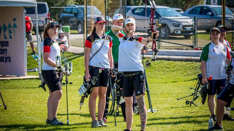 Foto: WA / Sorgten mit ihrem Sieg beim Grand Prix in Porec für einen Überraschungserfolg: Die Compounderinnen Katharina Raab, Jara Maiwald und Marie Marquardt (v.l.).