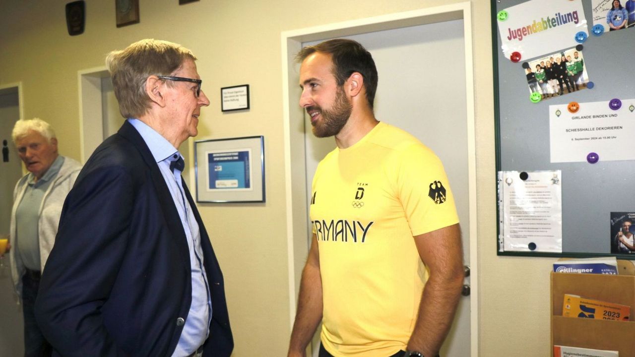 Foto: Margrit Kunde / Lobende Worte und Geschenke: Florian Unruh, hier im Gespräch mit Hans-Jakob Tiessen, Präsident des Landessportverbandes Schleswig-Holstein, hatte in seiner Heimat Fockbek einen tollen Empfang.