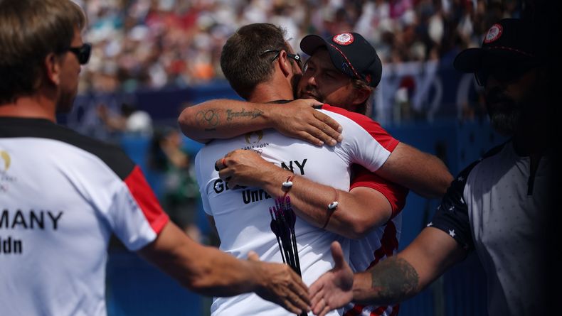 Foto: World Archery / Sportsmanship at it's best: Florian Unruh und Brady Ellison