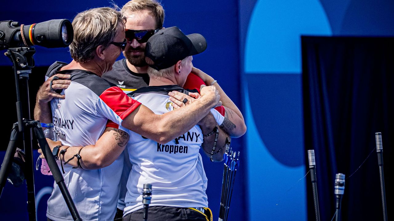 Foto: World Archery / Jubel bei Bundestrainer Oliver Haidn, Florian Unruh und Michelle Kroppen über die Silbermedaille.