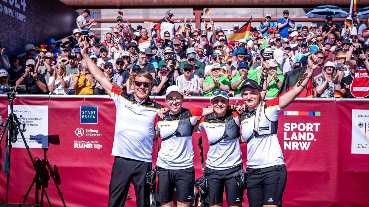Foto: Eckhard Frerichs / Bundestrainer Oliver Haidn jubelt mit dem EM-Bronzeteam Elisa Tartler, Katharina Bauer und Charline Schwarz.