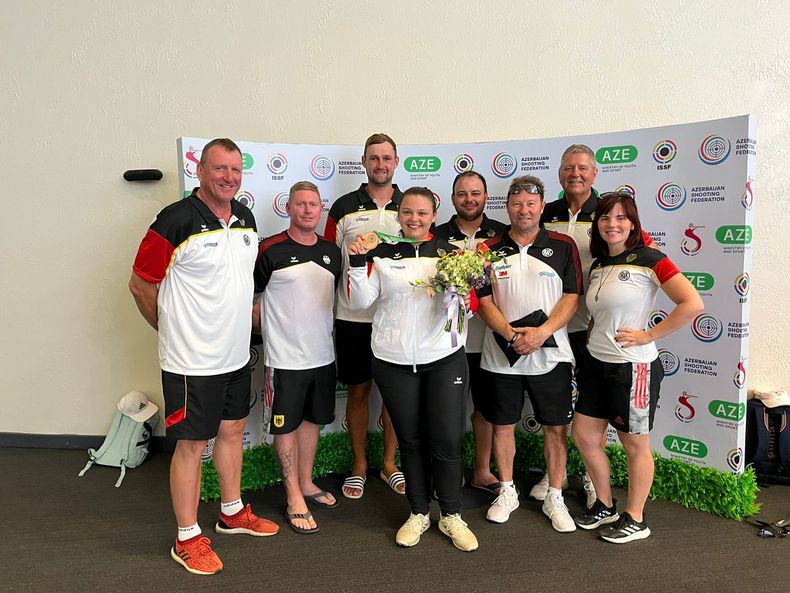 Foto: DSB / Das gesamte deutsche Trap-Team freute sich mit Kathrin Murche über deren überragende Vorstellung. Foto: DSB / Das gesamte deutsche Trap-Team freute sich mit Kathrin Murche über deren überragende Vorstellung.