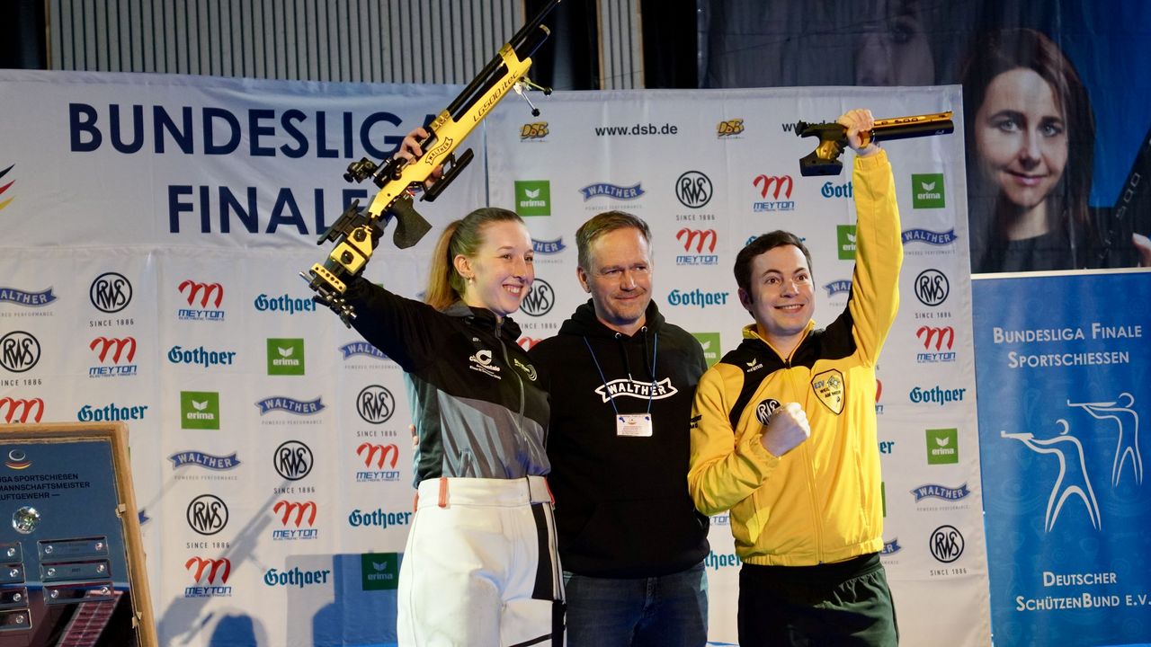 Foto: DSB / Lea Ruppel und Michael Schwald waren die Besten in der Saison und wurden von Walther-Sportdirektor Sven Martini mit vergoldeten Sportgeräten geehrt.