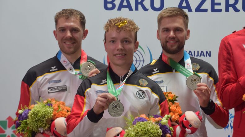 Foto: DSB / Gold im Haar und Silber um den Hals: Die Gewehrmänner Maximilian Dallinger, Max Braun und David Koenders. Foto: DSB / Gold im Haar und Silber um den Hals: Die Gewehrmänner Maximilian Dallinger, Max Braun und David Koenders.