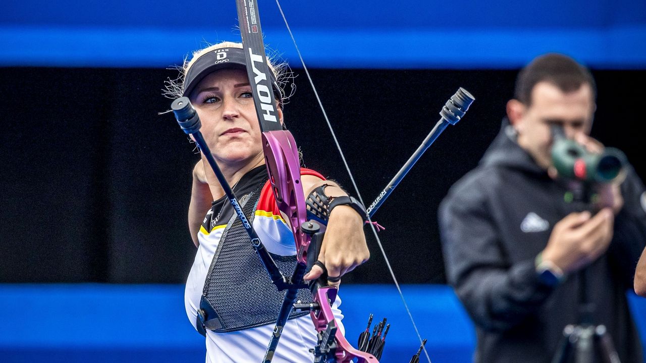 Foto: World Archery / Endlich wieder vereint: Katharina Bauer und ihr Bogen beim heutigen Training in der Finalarena.