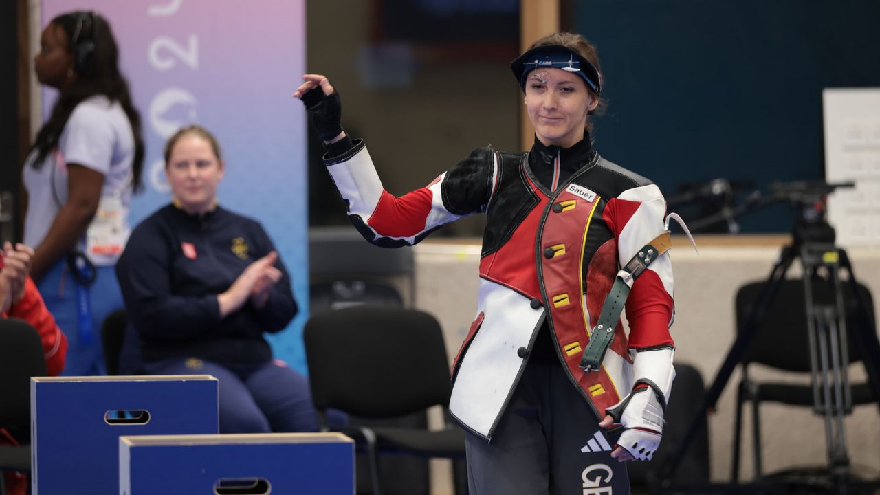 Foto: Nathalie Gallois / Natascha Hiltrop, zweifache Paralympics-Siegerin von Paris 2024, grüßt ins Publikum.