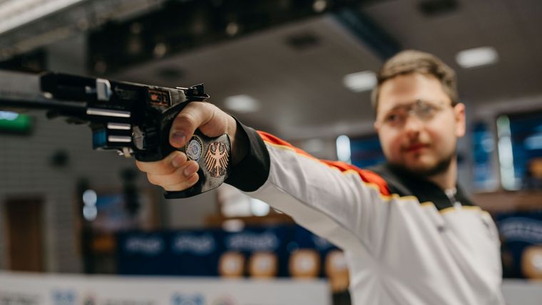 Foto: Lisa Haensch / Maßanfertigung aus dem 3D-Drucker: Schnellfeuerschütze Florian Peter mit seinem ganz speziellen Pistolengriff.