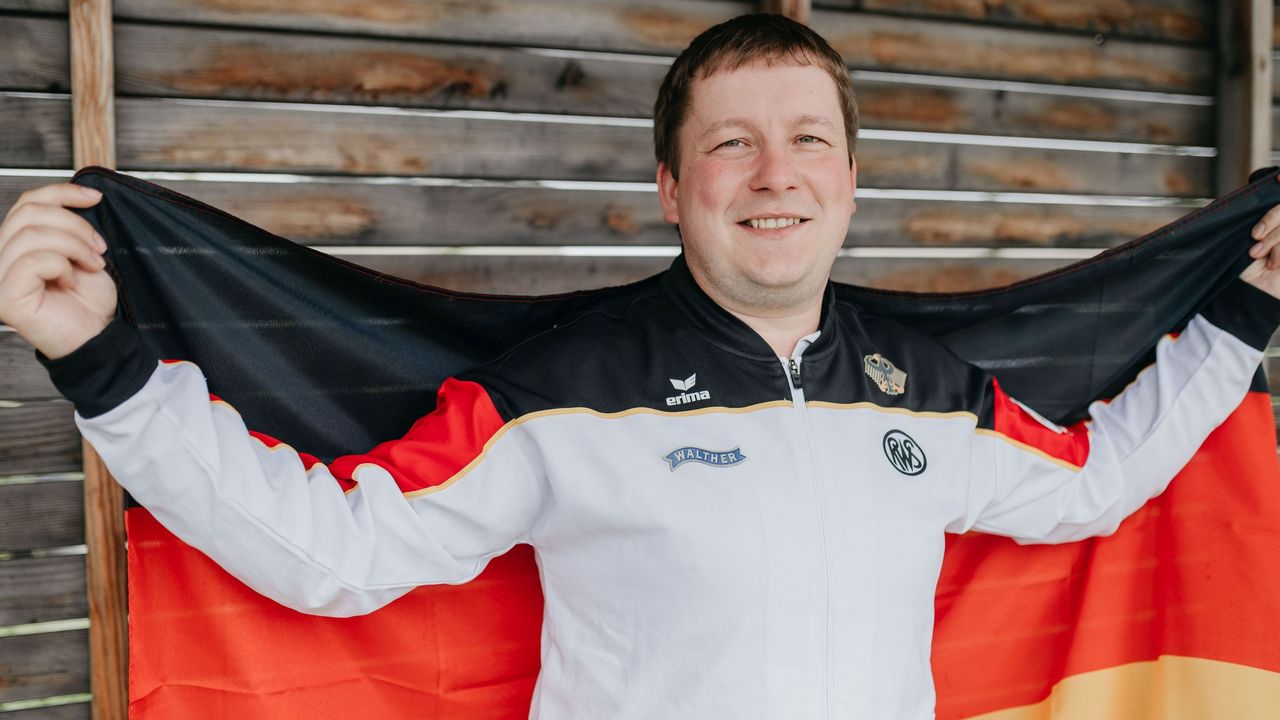 Foto: Lisa Haensch / Die Deutschlandfahne steht ihm gut! Christian Reitz steht zur Wahl als Fahnenträger bei der Eröffnungsfeier.