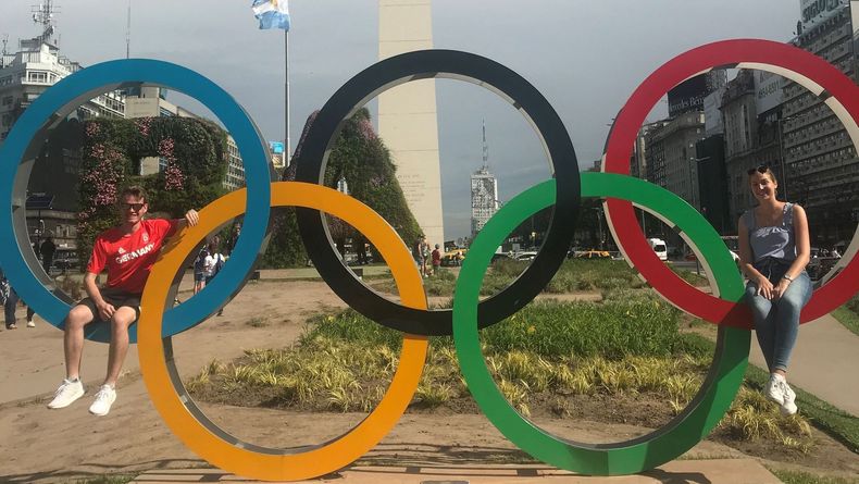 Foto: privat / Kamen schon vor sechs Jahren mit den olypischen Ringen hautnah in Kontakt: Maximilian Ulbrich und Anna Janßen 2018 in Buenos Aires.