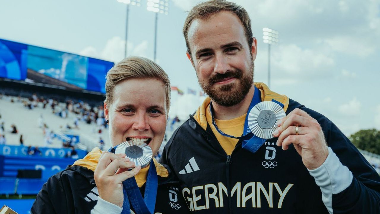 Foto: Team Deutschland / Silber schmeckt gut und sieht gut aus: Michelle Kroppen und Florian Unruh mit dem begehrten olympischen Edelmetall.