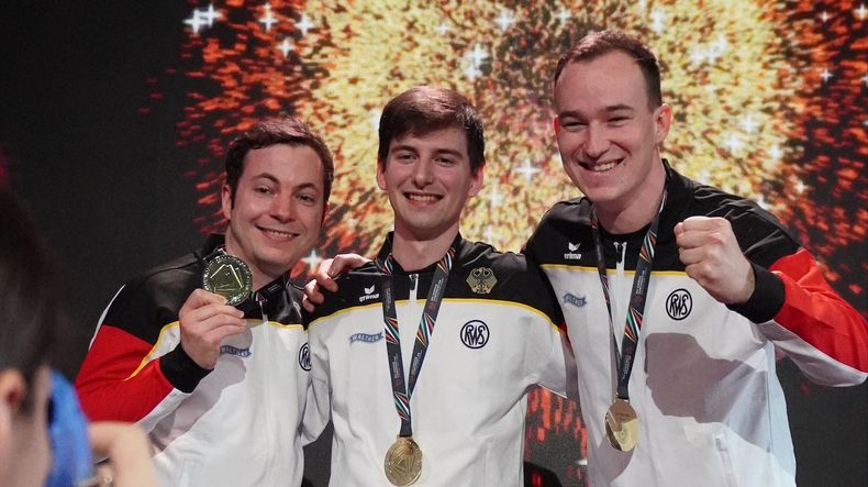Foto: DSB / Feuerwerk, Gold und Freude: Michael Schwald, Robin Walter und Paul Fröhlich - die neuen Team-Europameister mit der Luftpistole.