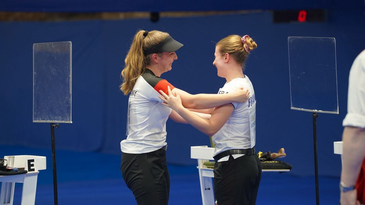 Foto: ESC / Zwei, die sich gut kennen und verstehen: Silbermedaillengewinnerin Doreen Vennekamp gratuliert Camille Jedrzejewski zu Gold mit der Sportpistole.