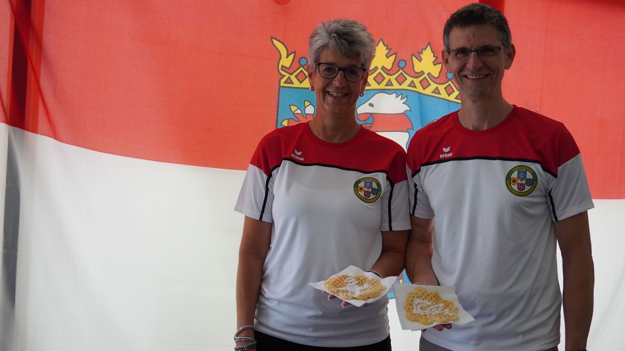 Foto: DSB / HSV-Präsidentin Tanja Frank mit Ehemann und "Leihtrainer" Oliver Frank und den "Trostwaffeln".