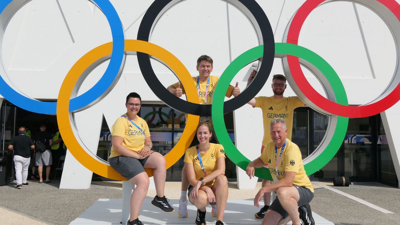 Foto: DSB / Das Gewehrschießen im Zeichen der olympischen Ringe ist das Thema des DSB-Webinars, an dem Wolfram Waibel (Mitte hinten), Maximilian Ulbrich (rechts hinten) und Anna Janßen (Mitte vorne) teilnehmen.