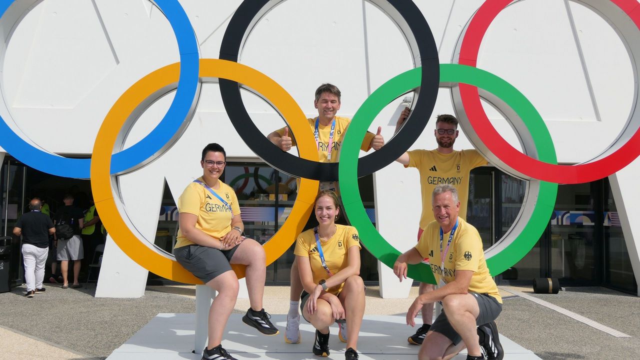 Foto: DSB / Das Gewehrteam (noch ohne Jolyn Beer) v.l.: Lisa Müller, Anna Janßen, Co-Trainer Wolfram Waibel, Maximilian Ulbrich und Bundestrainer Achim Veelmann.