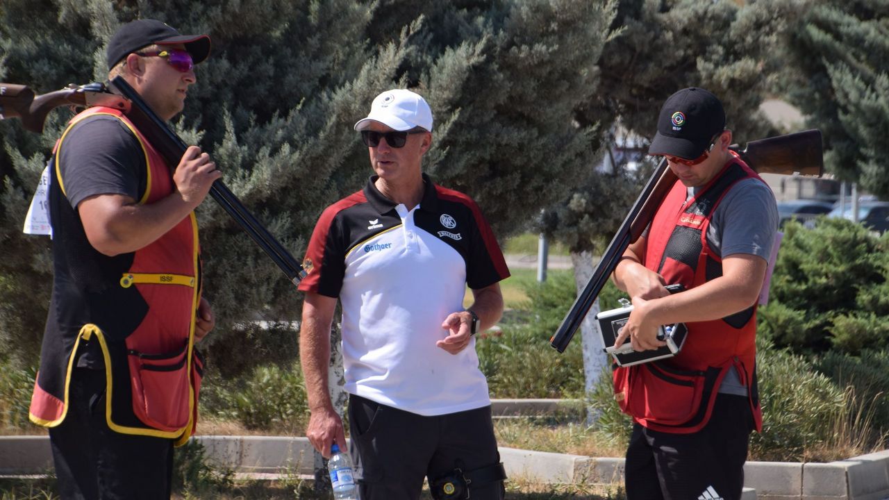 Foto: DSB / Die EM in Lonato ist die letzte Chance auf einen olympischen Quotenplatz für die Trap- und Skeetmänner, hier im Bild Tilo Schreier und Sven Korte mit Jürgen Raabe.