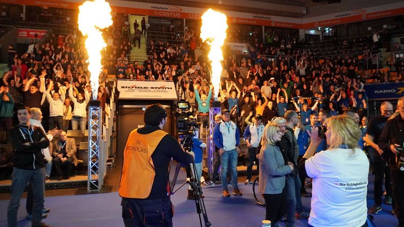 Foto: DSB / Pyrotechnik heizte Teams und Zuschauer zusätzlich ein. Foto: DSB / Pyrotechnik heizte Teams und Zuschauer zusätzlich ein.