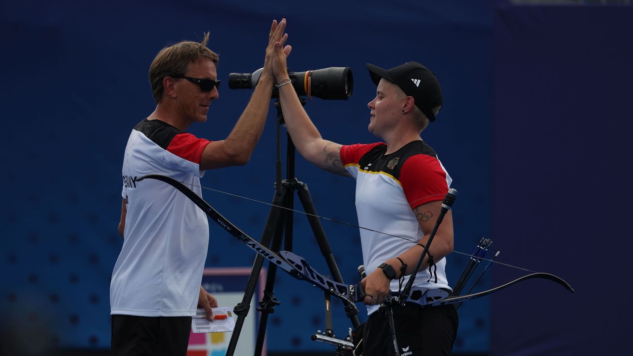 Foto: World Archery / Gut gemacht! Bundestrainer Oliver Haidn klatscht Michelle Kroppen nach ihren zwei starken Einzelmatches ab.