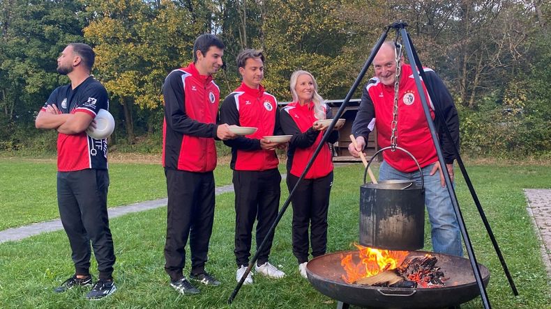 Foto: FSG Tacherting / Ob sie es nötig haben? Tachertings Chefdruide Helmutix gibt den Zaubertrank an Kathix, Morix und Jonnix aus. Nur Felix bekommt nichts, weil er schon als Kind in den Trank gefallen ist.