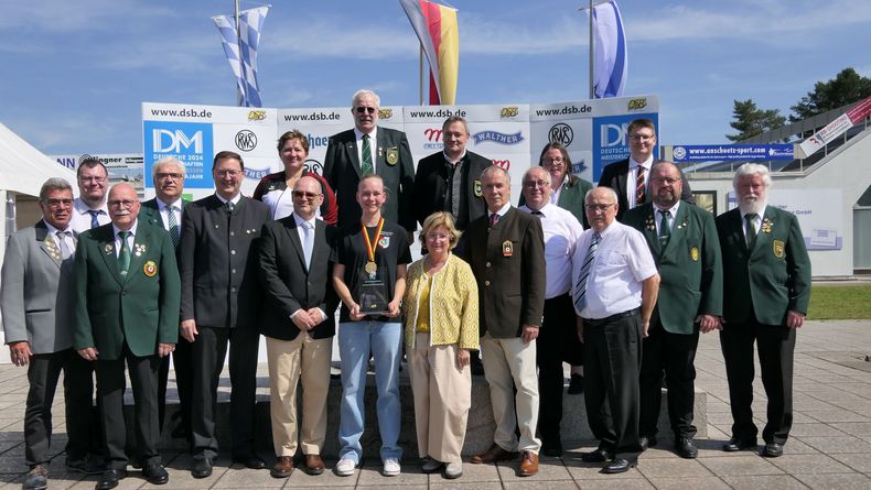 Foto: DSB / Siegerin Carmen Suck mit Vertretern des DSB, der Landesverbände, der Generalkonsulin sowie dem Präsidenten des israelischen Schießsportverbandes.